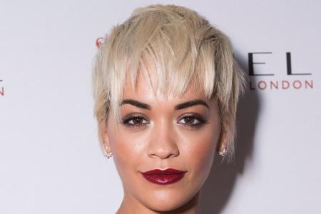 Rita Ora (24) trägt wie Tyra Banks eine Variante des Five Point Cuts und kombiniert dazu den Trend Platinblond.