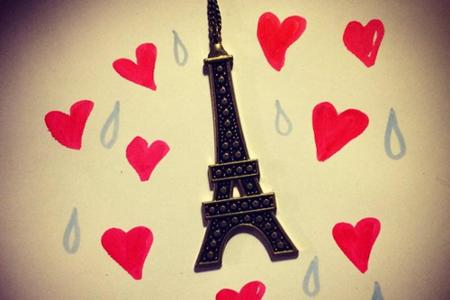 Zwei Tage sind seit den schrecklichen Anschlägen in Paris vergangen. Künstler weltweit verarbeiten seither das Geschehene mi...