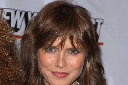 Back to the roots: 2001 zeigt sich das Model wieder mit Pony. Dazu trägt sie ihr mittlerweile dunkelbraunes Haar in verspiel...