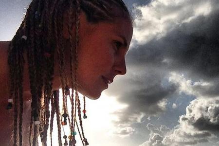 Rasta-Heidi: Passend zum sommerlichen Flair ist ihr Haar in viele dünne Zöpfe geflochten und am Ende jeweils mit Perlen gesc...