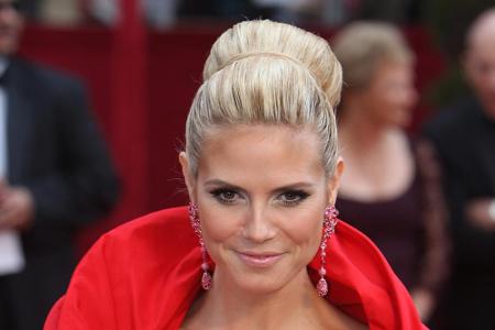 Passend zum eleganten Outfit trägt Heidi einen pompösen Dutt am Hinterkopf. Ihr gesamtes Haar ist dazu glatt nach hinten fri...