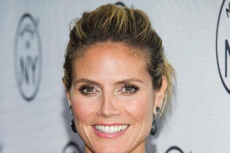 Das Haar leger nach hinten zum losen Dutt geknotet - bei ihrem jugendlichen Aussehen kann man kaum glauben, dass Heidi auf d...