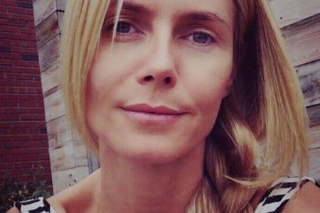 Natürlich schön: Ihr volles Haar trägt das ungeschminkte Topmodel geflochten über eine Schulter.