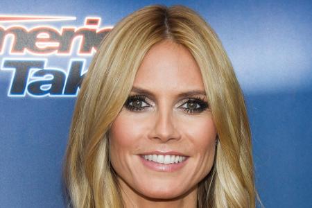 Heidis aktuelle Frisur: Sie trägt Mittelscheitel und lockere Wellen.