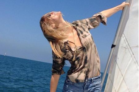 Topmodel Bar Refaeli (30) lässt auf hoher See die Seele baumeln. Dabei sieht sie sexy und gleichzeitig lässig aus mit ihrer ...