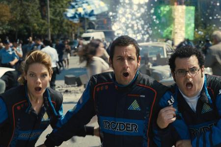 Ein Team aus ungewöhnlichen Helden (unter anderem Michelle Monaghan, Adam Sandler und Josh Gad) versucht die Invasion zu sto...