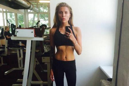 Das Bauchfrei-Foto: Sophia ist sehr schlank