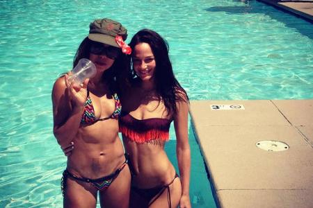 Das Bauchfrei-Foto: Fernanda (l.) hat ein Sixpack