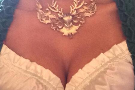 Das Dekolleté: Fernanda im Dirndl