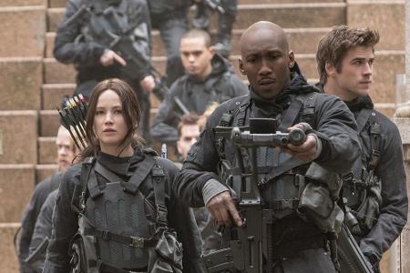 Katniss Everdeen (Lawrence), Boggs (Mahershala Ali, m.) und Gale Hawthorne (Liam Hemsworth) machen sich auf den Weg ins Kapi...