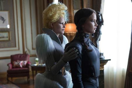 Helfen soll der Hungerspiele-Überlebenden Katniss unter anderem Effie Trinket (Elizabeth Banks, l.) - dabei kam die in der B...