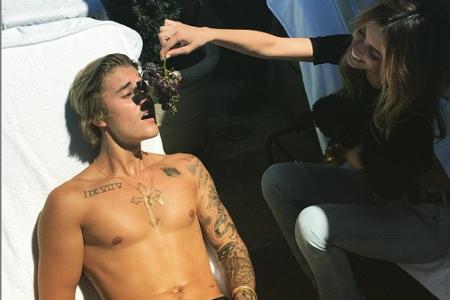 So schon die Rückansicht auch sein mag, die Front kann sich auch sehen lassen. Bei einem Sixpack wie diesem, würden einige s...