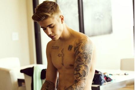 Ein Anblick, der Frauenherzen höher schlagen lässt. Bieber beim Musikmachen. Natürlich oben ohne!