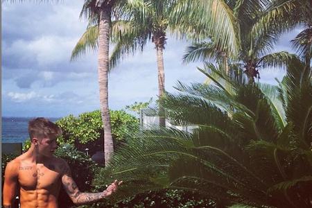 Und weil es so schön ist, gleich noch einmal: Bieber beim Urlaub machen. Selbstverständlich auch hier oben ohne!