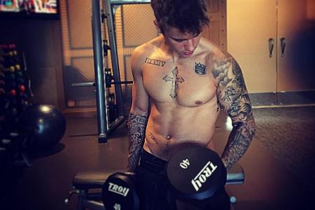 Wer braucht schon ein Shirt zum Sport? Ohne lästigen Stoff wirkt das Hanteltraining doch viel effektiver.