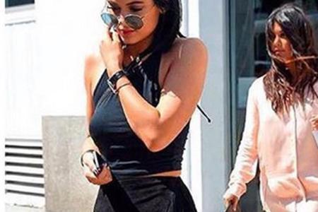 Ihr Wildleder-Rock mit Fransen-Applikationen könnte aus dem Schrank ihrer Mutter stammen: Kylie Jenner (18) trägt das Vintag...