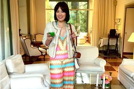 Moderatorin Nela Lee (35) treibt es gerne bunt. Ihr Jumpsuit mit weitem Bein ist deshalb knallig gemustert. Damit liegt die ...