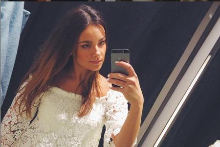 Auch Janina Uhse (25) versucht sich am Boho-Look. Ihr Shirt aus blumiger Spitze ist ein erster Schritt in die richtige Richt...