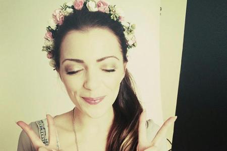 Ihr Rezept gegen Drehstress: Peace and Love und ein bisschen Farbe. 