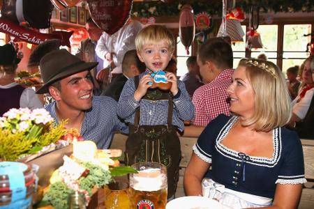 Philipp Lahm brachte neben Ehefrau Claudia auch Sohn Julian mit. Doch was macht der Kleine da mit einem blauen Lebkuchenherz...