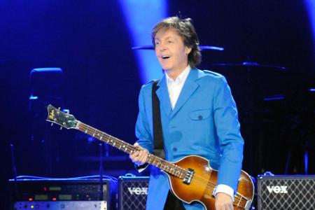 Neben vielen weiteren, sangen auch Paul McCartney & Wings einen Bond-Song: 