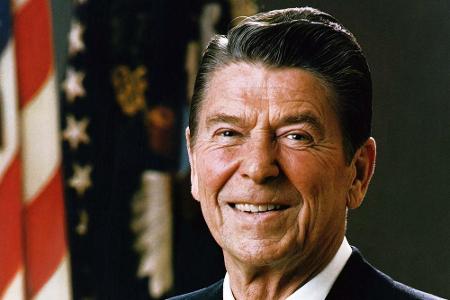 Schwarzenegger wurde oft mit Ronald Reagan (1911-2004) verglichen. Auch er eroberte als Schauspieler die Herzen der USA, bev...