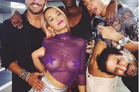 Unter diesem silberfarbenen Minirock trug Rita Ora (24) lediglich einen schwarzen Lederslip mit goldenem Reißverschluss. Sex...