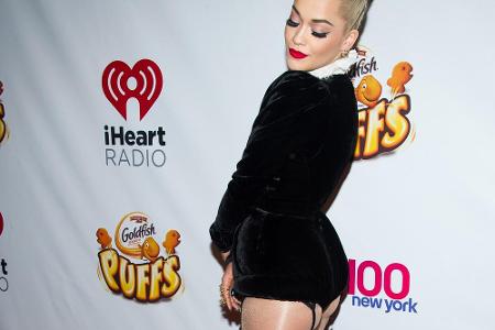 Oben züchtig - unten verrucht: Rita Ora setzt bei der Wahl ihrer Outfits gerne ihren Po in Szene.
