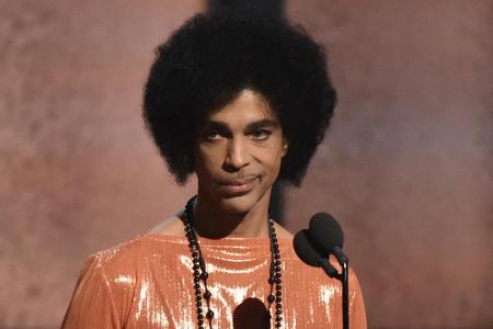 Hätten Sie es gewusst? Kultsänger Prince (57) gehört mit seinen 1,58 Meter zu den ganz kleinen Größen des Showbusiness.