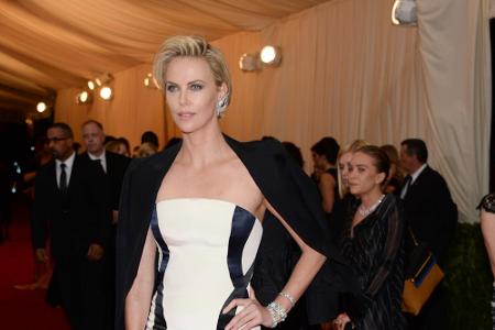 Und auch bei einer Benefiz-Gala des Metropolitan Museum of Art 2014 war der modischen Südafrikanerin die Aufmerksamkeit gesi...