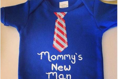 Mit diesem Foto von einem blauen Strampelanzug hat das tschechische Topmodel Karolina Kurkova (31) das Geschlecht ihres zwei...