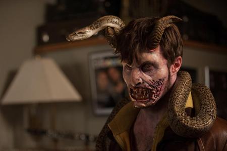 Dabei verwandelt sich Ig zunehmend in das Monster, als das ihn die Einwohner der Stadt ansehen.