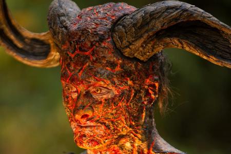 Oder hilft ihm seine furchteinflößende Gestalt, seiner ermordeten Jugendliebe endlich Frieden zu geben? 