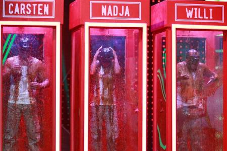 Diese drei mussten auch in die Ekel-Telefonzelle.