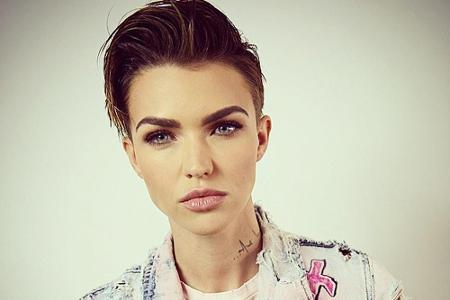 An ihr wirkt selbst eine abgewetzte Jeansjacke schick. Der gebleichte Edgy-Look steht in krassem Kontrast zu dem mädchenhaft...