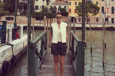 Die Trendsetterin steht auf den Schwarz-Weiß Style und trennt die Farben: unten schwarz, oben weiß. Ihre bunt tätowierten Ar...