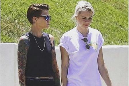 Ruby Rose un ihre Verlobte Phoebe Dahl sind 