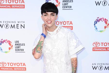 Ein echt schräger Look für den roten Teppich: stylische Sneaker mit Silberschnalle und dazu der ausrasierte Pagenschnitt. De...