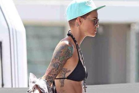 Ruby Rose ist bekennende Cap-Fanatikerin. Diese türkise Variante passt perfekt zur rot-türkis gemusterten Badeshorts. Mit de...