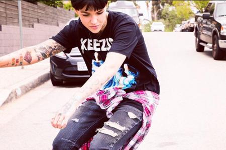 High Heels sind nicht ihr Ding, Ripped Jeans und Sneaker hingegen ein absolutes Muss. Dazu kombiniert Ruby Rose ein schwarze...