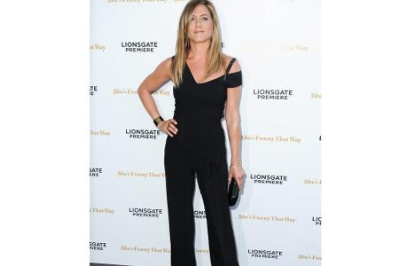 Black Beauty! Jennifer Aniston weiß, dass man mit einem Komplettlook in schwarz nichts falsch machen kann. Die Palazzo-Hose ...