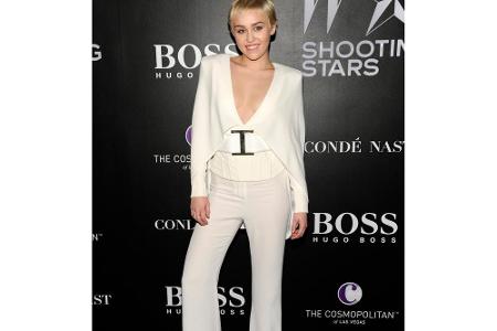 Miley Cyrus macht gern einen auf dicke Hose. Mit Palazzo-Pants ist sie dabei ausnahmsweise auch mal gut angezogen. Mehr davo...