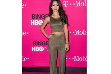 Model Melanie Iglesias zeigt hier gleich zwei Trends auf einmal: Palazzo-Pants und Wildleder. Sieht stylisch aus und ist daz...