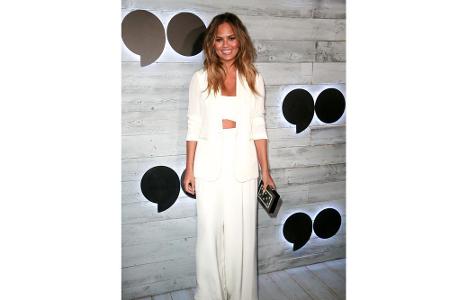 All white everything - nach diesem Motto wählte Supermodel Chrissy Teigen wohl ihr Palazzo-Outfit aus. Zusammen mit Crop-Top...