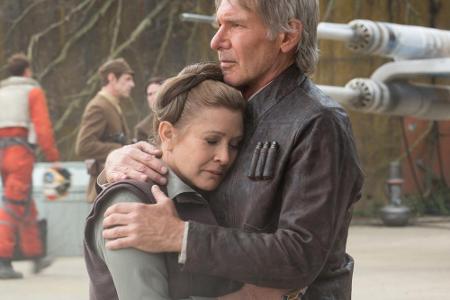 Leia (Carrie Fisher) ist ebenfalls dabei. Und auch hier gibt es natürlich Gerüchte - eines davon besagt, dass Han Solo, der ...