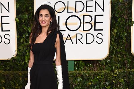 Das Modejahr 2015 ist vorbei. Anfang des Jahres bezauberte Amal Clooney bei den Golden Globes in einem schwarzen Kleid von D...