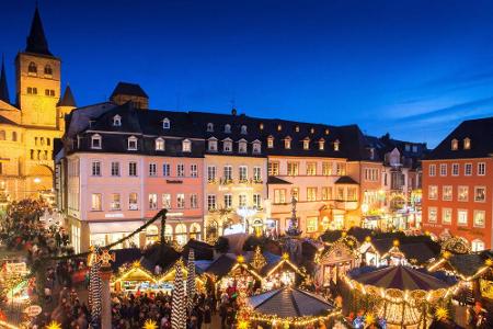 Einer der schönsten Weihnachtsmärkte Deutschlands ist in Trier. 95 Stände laden zum Bummeln, Einkaufen und Genießen ein. Der...