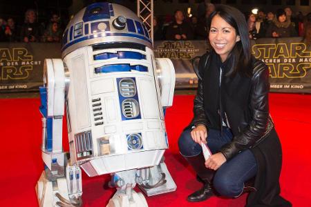 Minh-Khai Phan-Thi hat sich ebenfalls mit dem kleinen Droiden angefreundet.