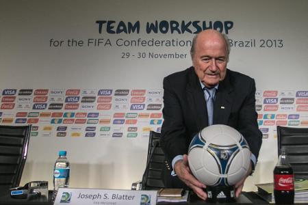 Ach, wenn es doch die Weltkugel wäre... Sepp Blatter mit Fußball