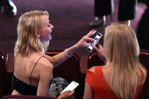 Noch läuft's: Filmstar Naomi Watts spielt bei den Oscars auf einem iPhone herum